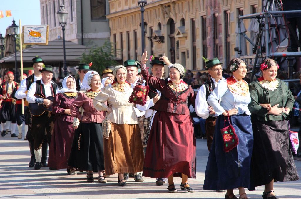 Svečani mimohod okupio 69 folklornih društava, 30 zaprega i 52 jahača