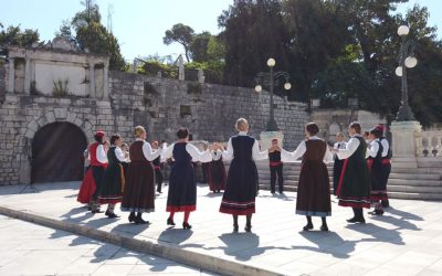 Lijepa naša ovih je dana pozornica izvornog hrvatskog folklora