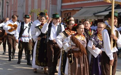 Svečani mimohod 55. Vinkovačkih jeseni razigran i punih srca