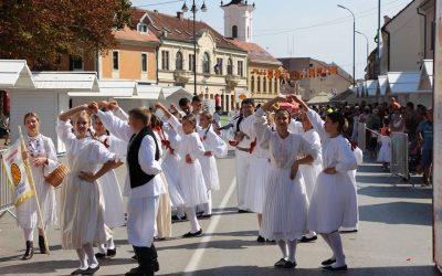 Svečani mimohod s 2500 malih folkloraša vrhunac proslave pola stoljeća Dječjih vinkovačkih jeseni