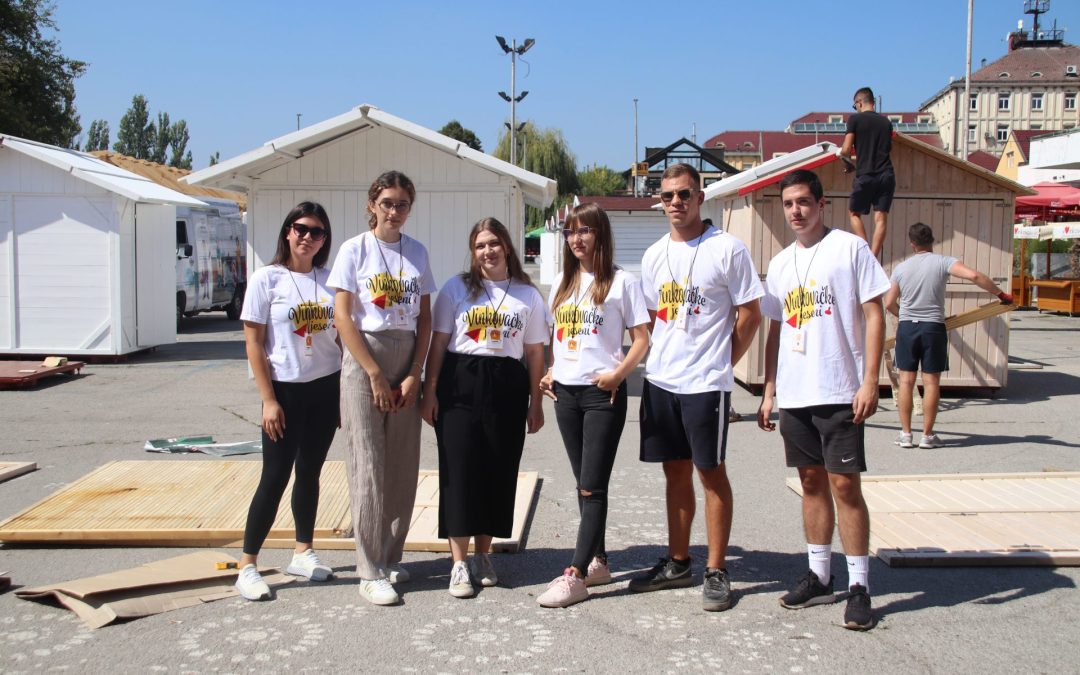 Kako bi u petak sve bilo na svome mjestu, marljivo rade i naši studenti