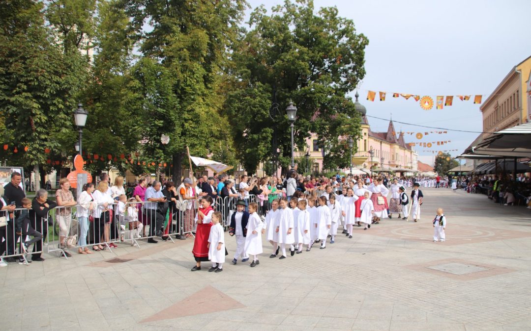 Da od zaborava čuvaju baštinu svojih predaka pokazalo gotovo dvije tisuće mališana