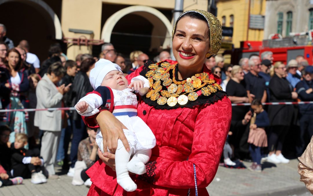 Dvomjesečni Roko iz Otoka najmlađi sudionik Svečanog mimohoda 57. Vinkovačkih jeseni