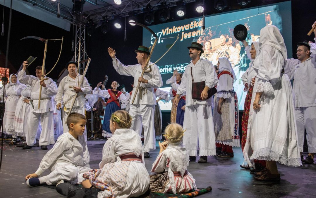 KUD Šokadija Stari Mikanovci najuspješniji na Folklornim večerima 57. Vinkovačkih jeseni