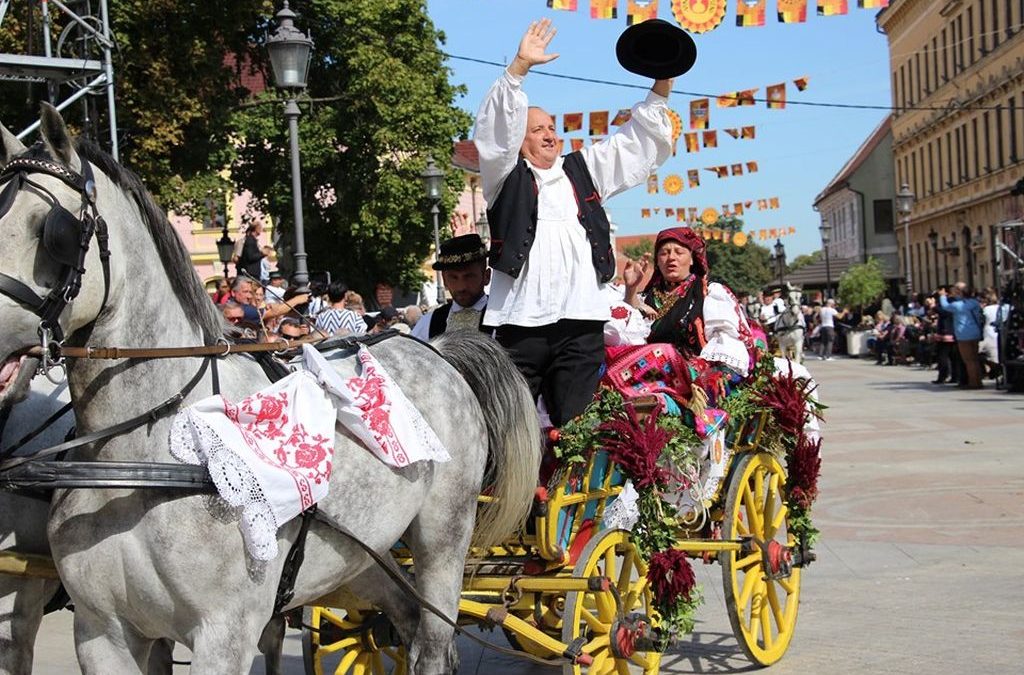 Svečani mimohod vrhunac Vinkovačkih jeseni i kruna rada svakog folkloraša