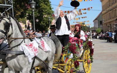 Svečani mimohod vrhunac Vinkovačkih jeseni i kruna rada svakog folkloraša