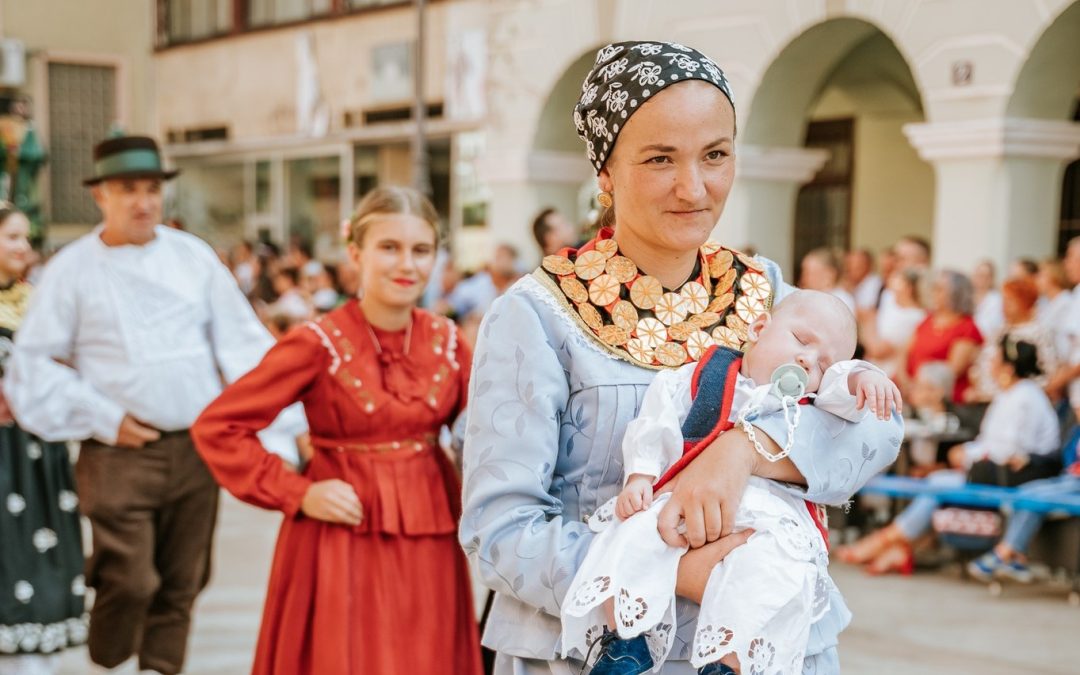 Star svega 2,5 mjeseca, Fran Ratkić najmlađi je sudionik Svečanog mimohoda 58. Vinkovačkih jeseni