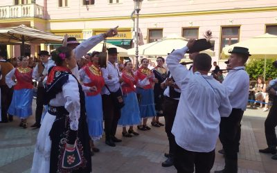 Svečani mimohod 58. Vinkovačkih jeseni na ponos hrvatskome rodu