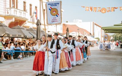 U Mimohodu gotovo 3 tisuće sudionika, zastave nose čaje