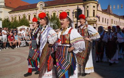 Faljen Isus i Marija, pozdravila je Šokadija Svečani mimohod 60. Vinkovačkih jeseni