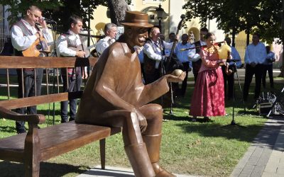 Otkriven “Osnivač” prvi spomenik Vinkovačkim jesenima, trajni podsjetnik na sve utemeljitelje manifestacije